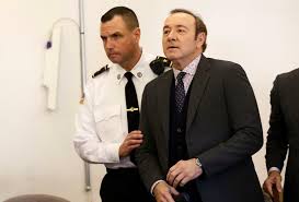 He began his career as a stage actor. Anklage Wegen Sexuellen Ubergriffs Kevin Spacey Darf Sich Opfer Nicht Mehr Nahern Panorama Gesellschaft Tagesspiegel