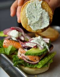 Le Burger Au Saumon Doctissimo Quelques Inspirations Pour Vos Burgers Maison Recette Burger Maison Recettes De Cuisine Recette Burger