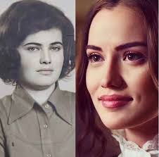 She is known for her best role in the tv arrangement çalıkuşu, in light of the novel by reşat nuri güntekin. Fahriye Evcen In Annesi Genclik Fotografiyla Hayran Birakti E Kadin Kadin Portali Guzellik Diyet
