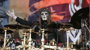 Queridos :v (dear significa querido en ingles xd) hoy hablaré del baterista de la banda joey jo. Lrfpuxgo8t3b9m