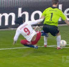 Nevertheless, his goal was disallowed for offside. Brutaler Tritt Dfb Sperrt Hsv Sturmer Guerrero Fur Acht Spiele Welt