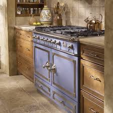 La cornue, the century old artisanal producer of french ranges and rotisseries, offers the 1908 gas range to appeal to the increasing numbers of enthusiastic and perfectionist home cooks who yearn for a french country farmhouse style kitchen. La Cornue Cornufe Gloss Black 110 Range Williams Sonoma