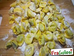 Prendete la farina (potete lasciarne circa 50 g da parte per aggiungerla al bisogno) e versatela in una ciotola 1 assieme alle uova sbattute 2. Ricetta Tortelloni Con Ricotta E Spinaci Ricette Di Fragolosi