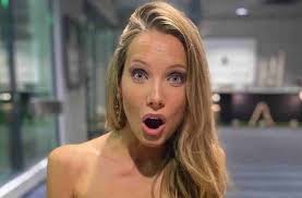 « je suis très heureuse, je ne m'y attendais pas, toutes les candidates étaient merveilleuses, peu importe qui était la gagnante, c'était une expérience merveilleuse. Miss France 2021 Amoureuse On Sait Avec Qui Amandine Petit Est En Couple