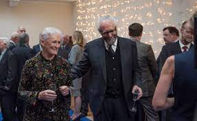 Il soggiorno offre a joan l'occasione di ripensare ai quarant'anni trascorsi affianco al marito, sempre nell'ombra. The Wife Vivere Nell Ombra Film 2017 Recensione Regia Di Bjorn Runge Con Glenn Close Jonathan Pryce Nelle Sale Dal 4 Ottobre 2018