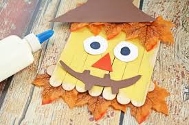 Craft your way through fall with this popsicle stick craft! Popsicle Stick Scarecrow Make And Takes