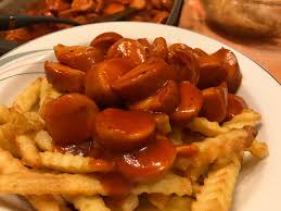 Currywurst Mit Sauce In Der Ofenhexe Von Pampered Chef Currywurst Essen Rezepte Wurstchen