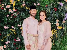 Bermula dengan satu insiden, mereka berkenalan dan saling jatuh cinta. Nelydia Senrose