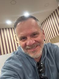 Y si señor.. Uno ve caras pero no corazones.. La vida es una estafa...a  veces..