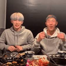 Did you also notice that kihyun was using a pen . Obsessed With Monsta X Shownu Wonho Vlive Mukbang