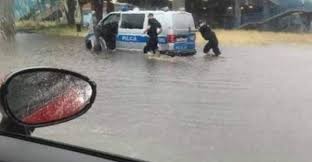 Ulice spłynęły wodą, a mieszkańcy zostali odcięci od świata. 8thz Yjcbvyovm