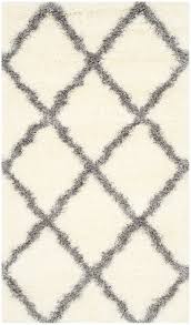 Ponadczasowość, elegancja i nowoczesność w jednym. Grey White Shag Montreal Trellis Shag Rug Safavieh