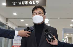 이번엔 이상직 의원의 자녀와 관련된 의혹입니다. êµ¬ì†ëœ ì´ìƒì§ ì˜ì› ì„¸ë¹„ ì§€ê¸‰ ë‹¹ìž¥ ì¤'ë‹¨í•˜ë¼