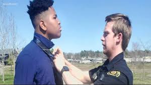 Tennessee officer flagged down to help tie a tie | Get Uplifted