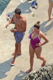 Model and tv presenter kelly brook says that just like with jennifer aniston, people judge her for not having kids, but she reveals that it's not a choice and she has tried but so far without success. Kelly Brook Flaunts Her Curves In Plunging Swimsuit As Romantic Break With Boyfriend Jeremy Parisi Hots Up Mirror Online