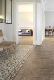 Un Parquet Lumineux Mixe Aux Carreaux De Ciment Pour Une Entree Classe Et Stylee Carreau De Ciment Parquet Carreaux Ciment Carrelage Parquet