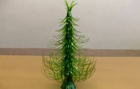 Kebiasaan memasang pohon natal sebagai dekorasi dimulai dari jerman. Peluang Usaha Wirausaha 30 Kerajinan Dari Botol Bekas 100 Mengagumkan Pohon Natal Botol Botol Plastik