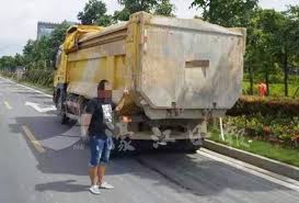 常備各類：夾斗車，吊雞車，泥頭車，勾斗車及搖控夾車，附設 電動旁板。 運泥車並配備電子磅裝置及政府認可蝴蝶式電動蓋掩。 本公司二十多年來參與多個大型發展商樓盤、政府工程及私人商 號，經驗豐富，服務熱誠，歡欣查詢報價。 ç æµ·åš´æŸ¥æ³¥é ­è»Šé€¾å››ç™¾å¸æ©Ÿå—ç½° æ¿ æ±Ÿæ—¥å ± ä»Šæ—¥æ™‚äº‹ Cyberctmæ¾³é–€no 1äººæ°£ç¤¾å€
