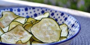 Chips De Courgette Croustillantes Aux Herbes Recettes Recette Chips De Courgette Chips De Courgettes Au Four Recettes De Cuisine