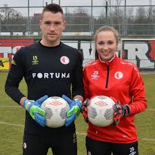 Června 1986 plzeň) je český youtuber, let's player a vlogger. Zeny Vs Muzi Votikova S Berkovcem Strileli Na Brevno Zeny Fotbal Cz