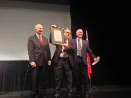 Science reporter for @globeandmail, canada's national newspaper. Globe And Mail Science Reporter And U Of T Alumnus Ivan Semeniuk Receives 2016 Sandford Fleming Medal