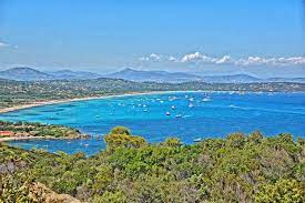 A walk with your feets in the sand, sunbathing a whole day … enjoy a delicious lunch at your favorite beach restaurant or bar … Pampelonne Wikipedia