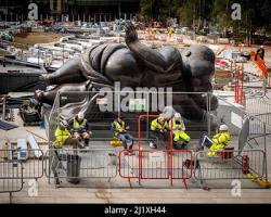 Gambar Pekerja Konstruksi Sedang Beristirahat di Area yang Ditentukan