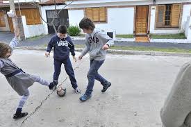 Niños jugando en la calle futbol. Los Ninos Juegan Cada Vez Menos En La Calle Ciudadanos La Voz Del Interior