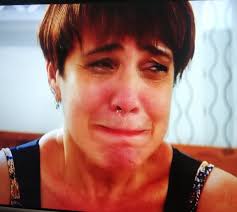 No sé ustedes pero a mí me pareció de más el comentario de Armando: " el  novio de Laura trabaja en terapia"