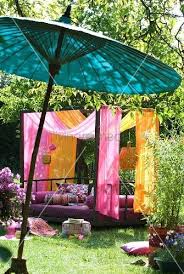 Modernes Tagesbett Mit Baldachin Aus Pink Und Orangefarbenen Tuchern Im Sonnigen Garten Asiatischer Bambusschirm Im Vordergrund Tagesbett Moderne Couch Garten