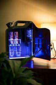 Zum Verkauf Steht Eine Hand Gearbeitete Minibar Versteckt In Einem Noch Unbenutzten Benzin Mini Bar Im Benzin Kanister In In Kanister Bar Mini Bars Minibar