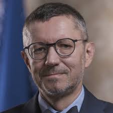 Robert Tomanek's Instagram, Twitter & Facebook