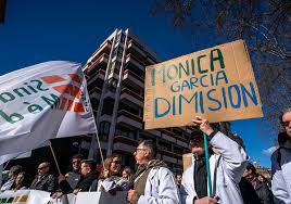 Los médicos vuelven a la huelga mientras crecen las voces que cargan contra Mónica García