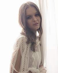 She has portrayed a young kara danvers in supergirl. Izabela Vidovic Imdb