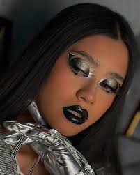 ALUMINUM 🪙🩶⚡️ Hello niñas ! Les comparto el resultado de nuestro primer  look para la MASTER CLASS ONLINE en tendencias . Estoy usando  @kfervaltierra #tinifrost @maproderm #pomadasunicersales Lips  @prolux_cosmetics Lashes @insumosags Brochas @insumosags