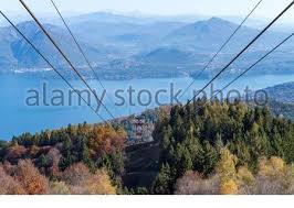 Zwei kinder, die sich in der gondel neben erwachsenen befanden, sind schwer verletzt worden.der unfall ereignete sich am sonntag an der seilbahn zwischen dem ort stresa am ufer des sees lago. Blick Auf Die Seilbahn Stresa Mottarone Und Den Lago Maggiore Von Der Erhohten Position Oberhalb Von Stresa Piemont Italienische Seen Italien Europa Stockfotografie Alamy