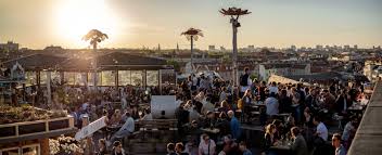 Klunkerkranich is a bar on top of the shopping center neukölln arcaden in the southeastern part of the city. Uber Den Dachern Berlins Die Drei Angesagtesten Rooftop Bars