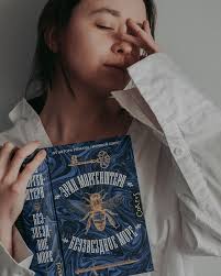 📚 БЕЗЗВЕЗДНОЕ МОРЕ/Эрин Моргенштерн #fromrober_withbooks Берите эту книгу,  если вы терпеливы и готовы отказаться от привычного мышления, забыть о  любых законах природы и открыться волшебству. Потому что это самая  волшебная история, что