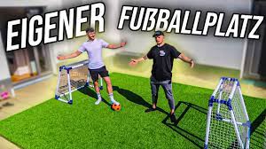 Mit kunstrasen, toren und einer flutlichtanlage. Wir Bauen Einen Fussballplatz Auf Unserer Terrasse Youtube