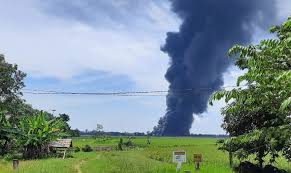 Sebuah video dan gambar saat terjadinya ledakan dan kebakaran di kilang minyak balongan memperlihatkan efek langit indramayu yang merah menyala sesaat setelah kilang tersebut terbakar. Oetnarqpjnvhdm