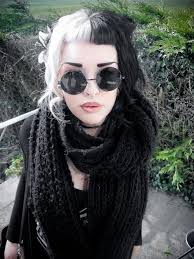 Black And Blonde Hairstyles Half Black Half Blonde Hair Too Mainstream But Cool Black White Hair Goth Hair Black And Blonde