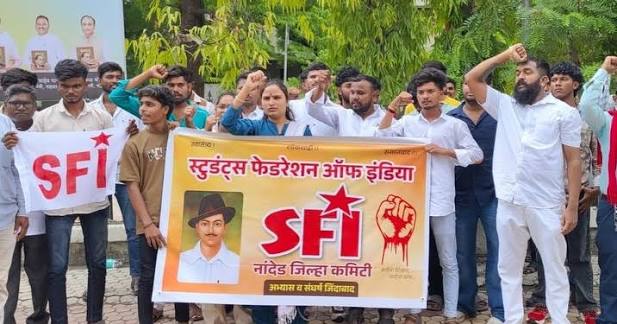 आदिवासी विद्यार्थ्यांच्या बेमुदत आंदोलनात एसएफआय-डीवायएफआयचा सहभाग