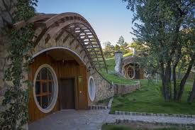 Küçük evlerde de ters orantı mevcuttur. Sivas Hobbit Evleri Sivas Yamac Evleri Fiyatlari Ve Rezervasyon