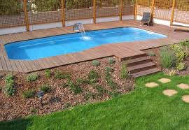 Errichten Sie Ein Freibad Mit Einer Holzterrasse Einer Errichten Freibad Holzterrasse Schwimmingpool Garten Schwimmbader Gartengestaltung