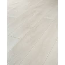 With more space to show off the lovely features, wide planks provide a fabulous floor in any room. Wickes Aspen Oak Laminate Flooring