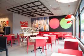 Woki I Goteborg Rod Och Svart Inredning Trainredning Asiatisk Restaurang Restauranginredning Red And Black Interior Svart Inredning Restaurang Neon