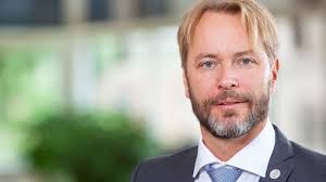 Jörgen strandberg, född 1954, har i dag åtalats för flera fall av grov våldtäkt mot barn, grovt sexuellt övergrepp mot barn, sexuella ofredanden, kränkande fotografering av flera barn och grovt barnpornografibrott. Miljopartiets Gruppledare Lamnar Riksdagen Altinget Allt Om Politik Altinget Se