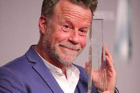 Jenke von wilmsdorff wuchs mit seinem bruder winfried (kameramann, 30 jahre für rtl tätig). Jenke Von Wilmsdorff So Sieht Er Drei Monate Nach Den Beauty Ops Aus Gala De