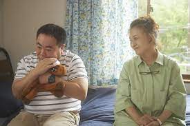 塚地武雅「加賀さんに身を預けていたら親子になれました」映画「梅切らぬバカ」新場面写真解禁 | TV LIFE web