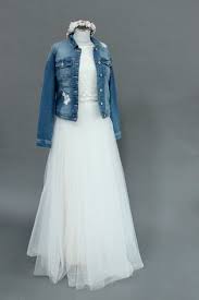 Wer lieber zu einer dunklen farbe greift, sollte es mit einem dunkelblau, einem dunkelrot oder dunkelgrün versuchen. Nonibraut Archive Noni Jeans Hochzeit Hochzeitskleid Jeansjacke Jeansjacke Zum Brautkleid